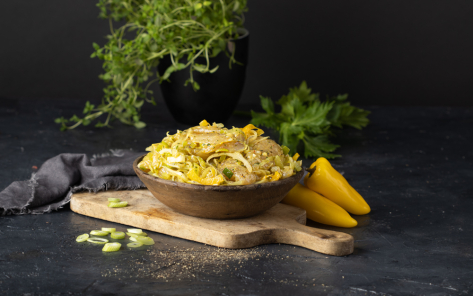 Marinated chicken pieces with curry and vegetables